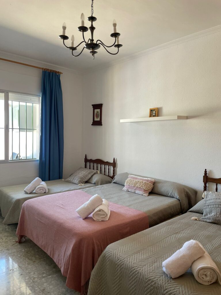 habitación con tres camas
