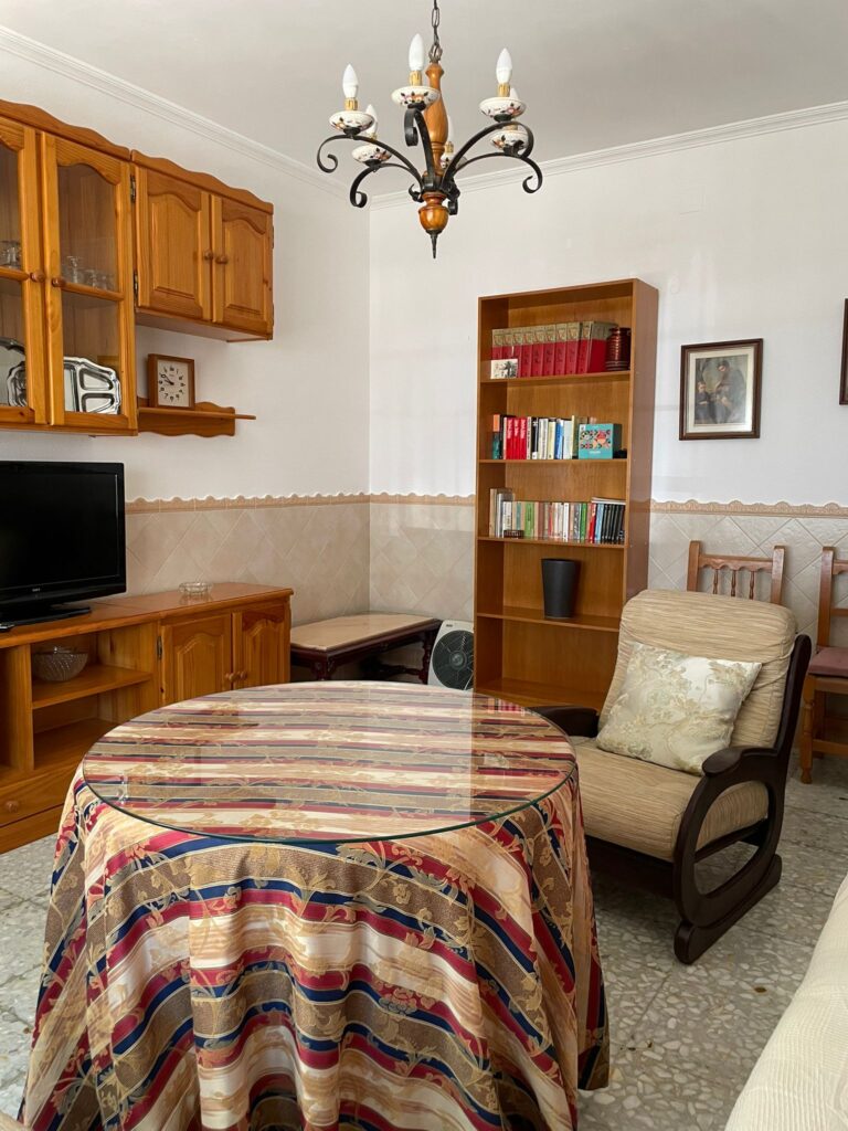 sala de estar con libería y TV